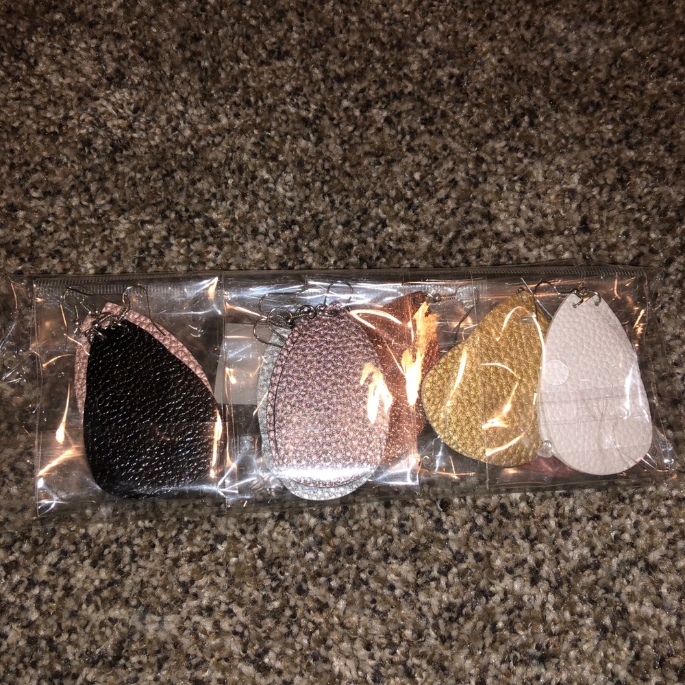 Pack of 7 similar teardrop earrings